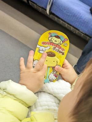 電車内でギャン泣きする子　見知らぬ男性の行動に、母「泣く」