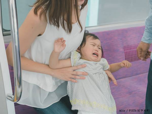 電車内でギャン泣きする子　見知らぬ男性の行動に、母「泣く」
