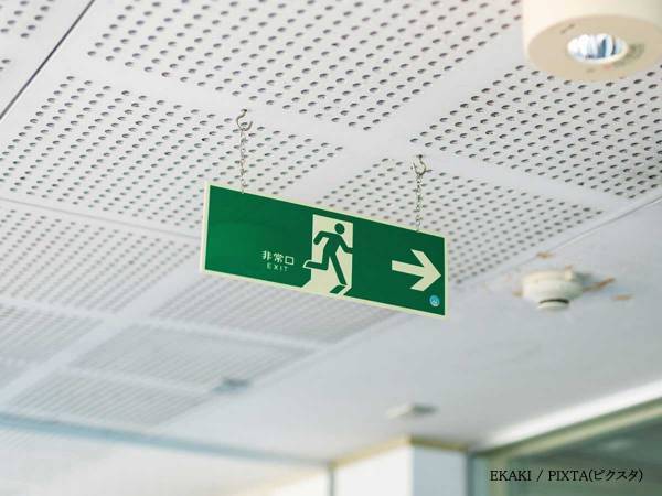 非常口マークの『背景色』　緑色と白色の違いって？　「コレは知らなかった」