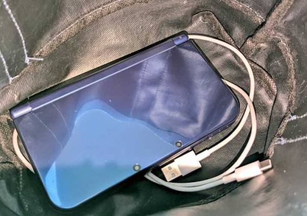 外出先でカバンを開けると？　１枚の写真に「そうはならんやろ」「笑った」