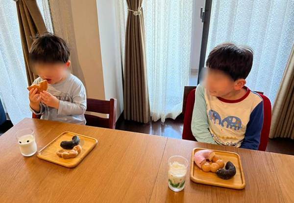 始業式の朝に『ミスドのドーナツ』を用意すると？　小２の反応に「さすがです」