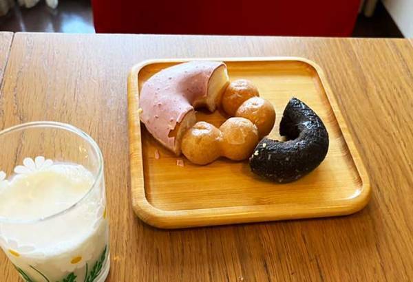 始業式の朝に『ミスドのドーナツ』を用意すると？　小２の反応に「さすがです」