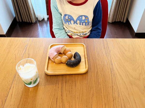 始業式の朝に『ミスドのドーナツ』を用意すると？　小２の反応に「さすがです」