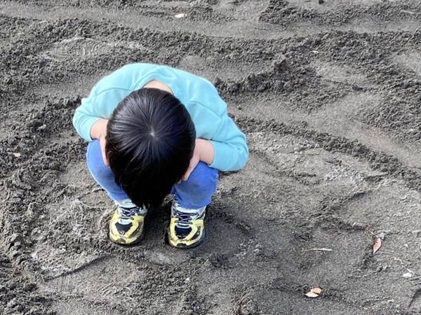 スネて動かない子供の周囲に、親が？「絶対に爆笑する」「この余裕はどこから」