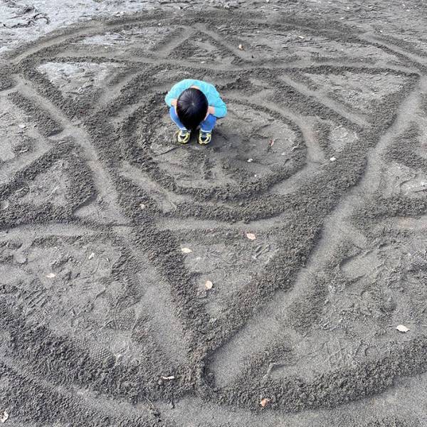 スネて動かない子供の周囲に、親が？「絶対に爆笑する」「この余裕はどこから」