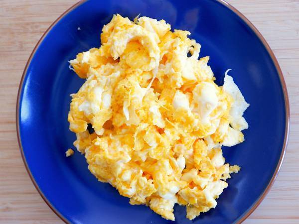 レンチンでスクランブルエッグ？　時短調理法に「朝助かる」「ふわふわ」