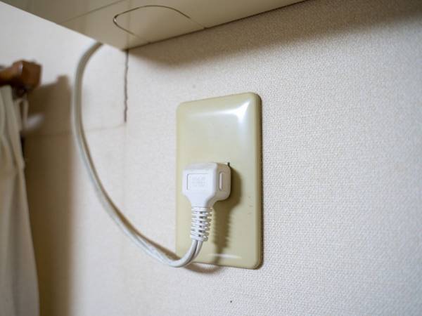 エアコンのプラグを差す時は◯◯しちゃダメ　思わぬ注意点に「初耳だった…」