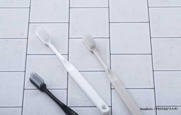 スマホをティッシュで拭かないで！　スマホのNGな掃除方法とは？