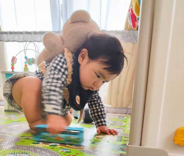 オモチャで遊ぶ弟の姿が反響　兄が寝ている隙に？　「職人の顔」「全力感が出ている」