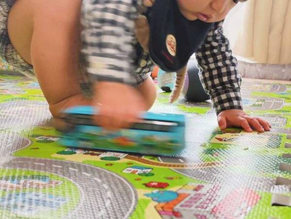 オモチャで遊ぶ弟の姿が反響　兄が寝ている隙に？　「職人の顔」「全力感が出ている」