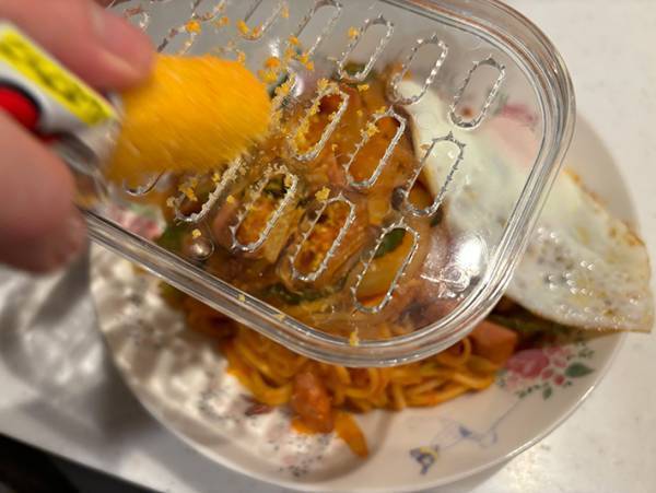 その手があったか…　ナポリタンにかける粉チーズを駄菓子で代用