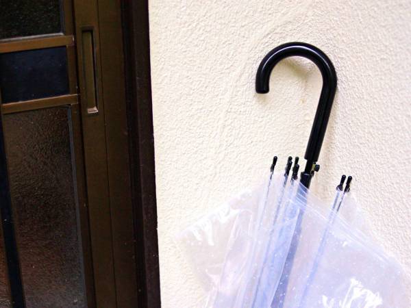 １００均『マグネット式傘立て』の思わぬ活用法に「一本とられた…」