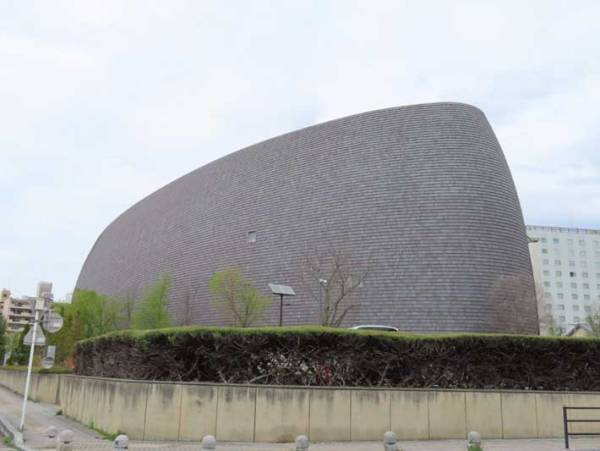 皆さんもお考えください　奈良の住宅地で撮影された『巨大な壁』の正体とは