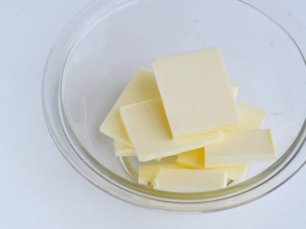 包丁がベタベタになるストレスを一瞬で解消！　バターをカットする裏技に「これは使える」