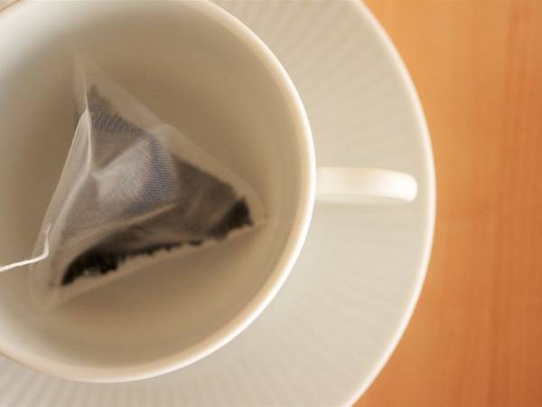 ティーバッグから滴るしずく　ポタポタ落ちるのを防ぐ方法に「ナイスアイディア」