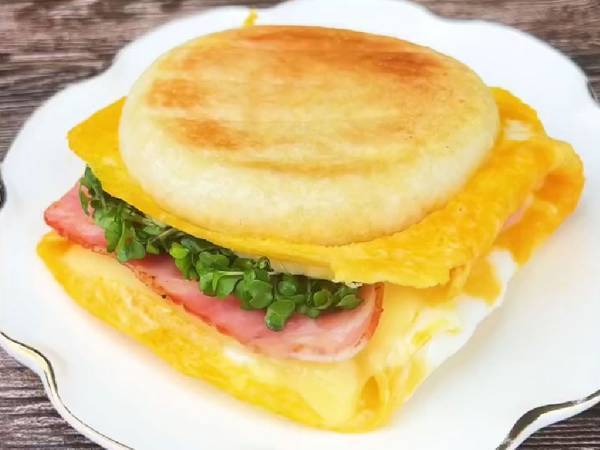 「朝マックを超えたかも」　フライパンにバターと卵を入れたら？