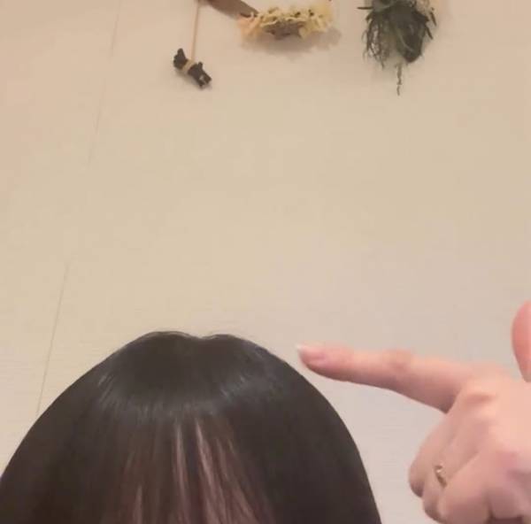 アレで髪を撫でるだけ　アホ毛や寝癖が一瞬で直す方法に「やってみます」
