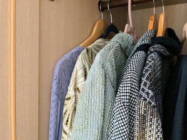 クローゼットには湿気がこもりやすい？　効果的な除湿対策に「必ずやる」