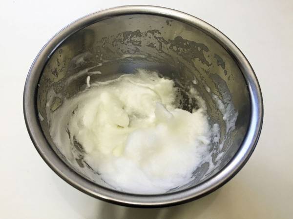 誰でも簡単にメレンゲが作れる裏技　ハンドミキサー不要の方法に「ふっわふわ」