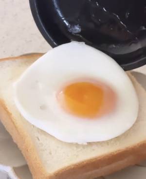 『目玉焼きプレート』が便利すぎて「何コレ！？」　朝食の準備があっという間に…？
