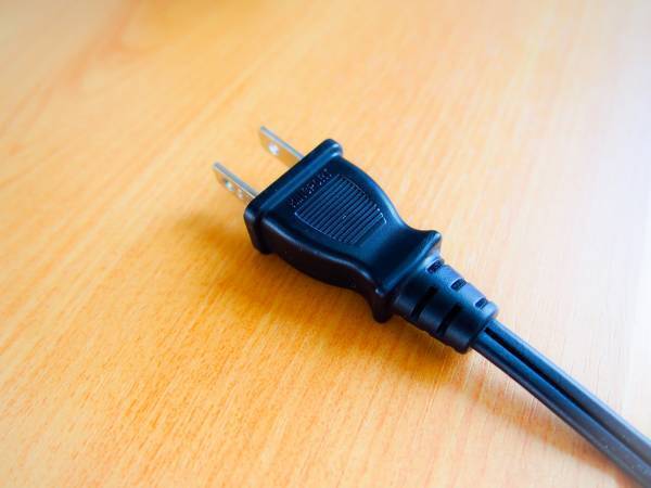 家電の電源プラグ、抜けば節電になるってほんと？　関西電力の情報に「確かに納得」