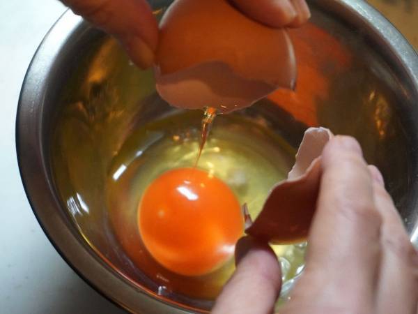 ボウルに落ちた卵の殻、どう取り出す？　裏技に「もっと早く知りたかった」