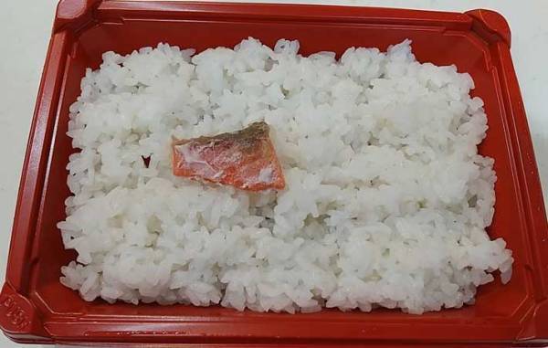 客「ガチです」　購入した鮭の弁当に「日本の食文化は奥が深い」