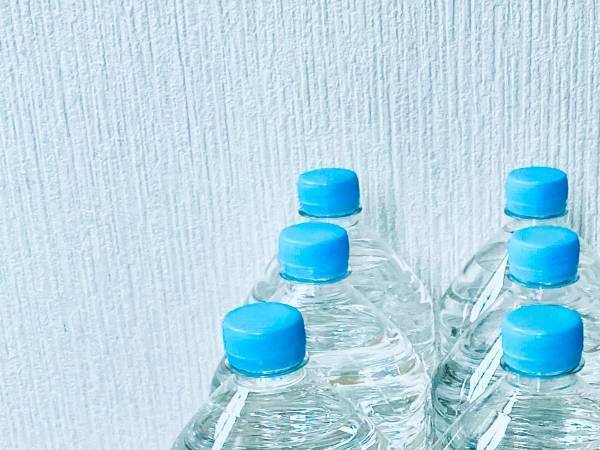 未開栓のペットボトル、直射日光に当ててしまうと？　思わぬ危険に「気を付けないと…」