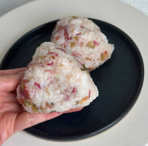 白米に飽きたらコレ！　小松菜と梅干しの『混ぜご飯』がウマい　「絶対においしいやつ」「彩りがいいね」