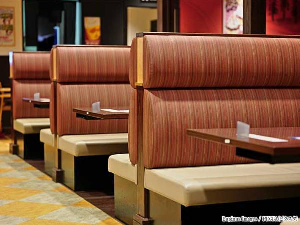 高校生のアルバイト　ガチガチに緊張しながらお水を…　その後の展開に２８万いいね