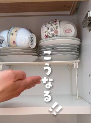 ティーカップがかさばって困るなら？　場所を取らずに食器棚に収納するコツに「ナイスアイディア」