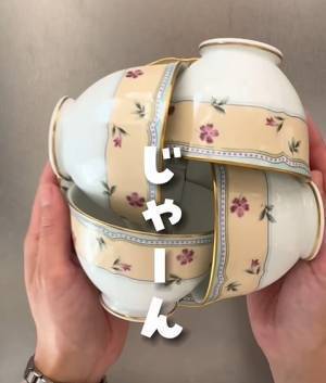 ティーカップがかさばって困るなら？　場所を取らずに食器棚に収納するコツに「ナイスアイディア」