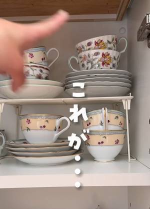 ティーカップがかさばって困るなら？　場所を取らずに食器棚に収納するコツに「ナイスアイディア」