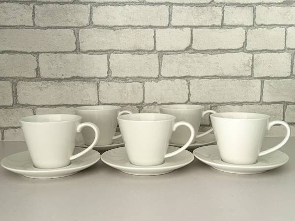 ティーカップがかさばって困るなら？　場所を取らずに食器棚に収納するコツに「ナイスアイディア」