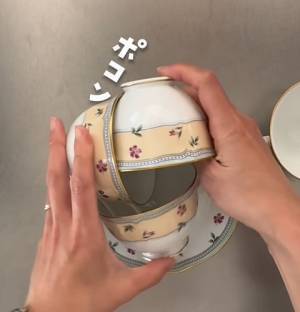 ティーカップがかさばって困るなら？　場所を取らずに食器棚に収納するコツに「ナイスアイディア」