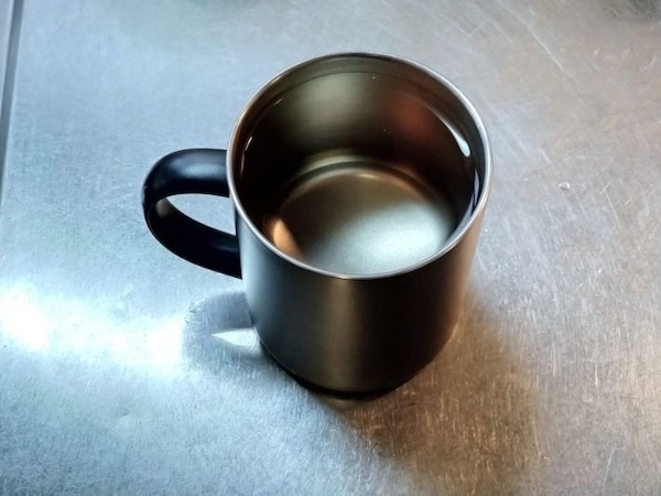 固い瓶の蓋をいとも簡単に開けられる方法に「そうすればよかったのか！」