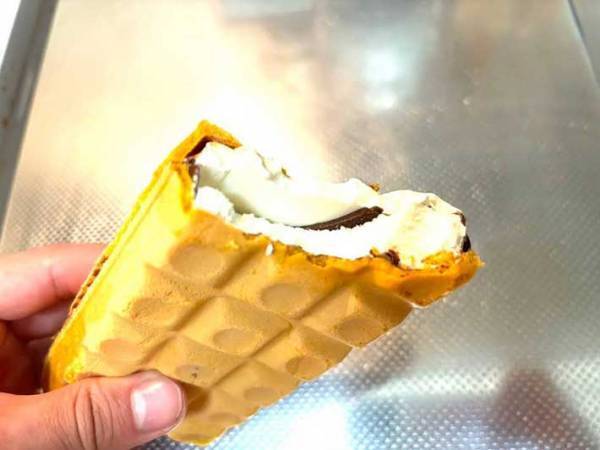 そのまま食べるの待って！　『チョコモナカジャンボ』を開封したら…？