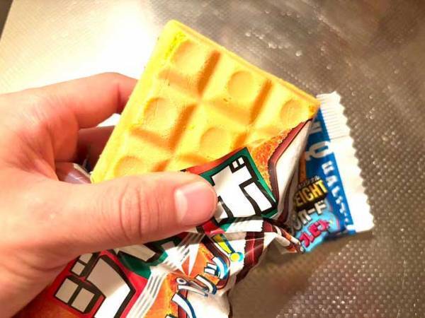 そのまま食べるの待って！　『チョコモナカジャンボ』を開封したら…？