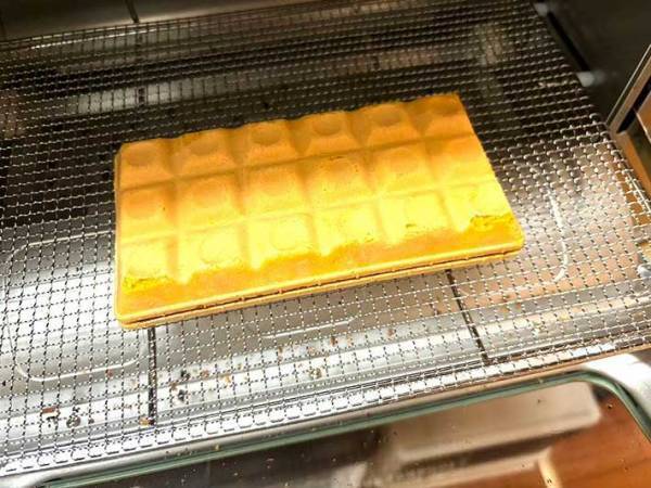 そのまま食べるの待って！　『チョコモナカジャンボ』を開封したら…？