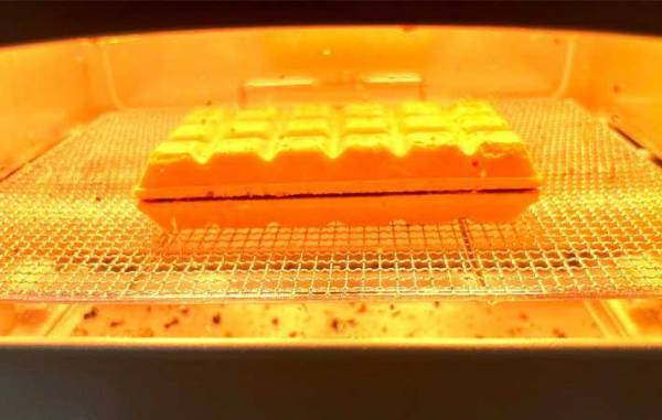 そのまま食べるの待って！　『チョコモナカジャンボ』を開封したら…？