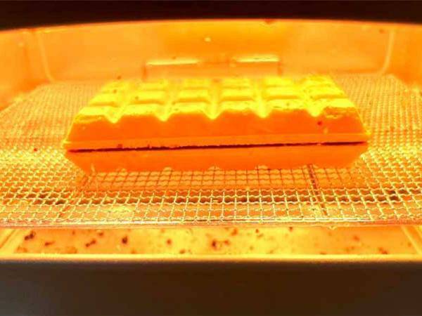 そのまま食べるの待って！　『チョコモナカジャンボ』を開封したら…？