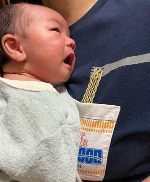 カップヌードルのTシャツを着た女性　赤ちゃんを抱っこしたら『奇跡の１枚』に