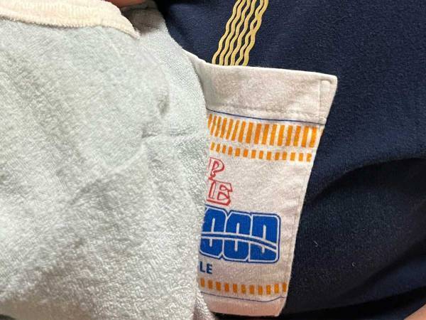 カップヌードルのTシャツを着た女性　赤ちゃんを抱っこしたら『奇跡の１枚』に