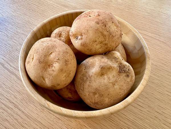 「ええええいっ！」と豪快に！　新ジャガイモを皮ごとレンチンしたら？