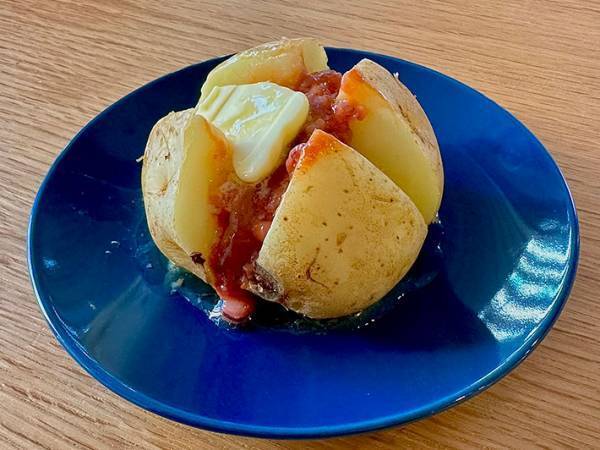 「ええええいっ！」と豪快に！　新ジャガイモを皮ごとレンチンしたら？