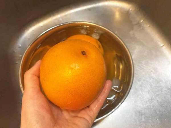 みかん感覚で食べられる！？　グレープフルーツ皮むきが超ラクになる裏技