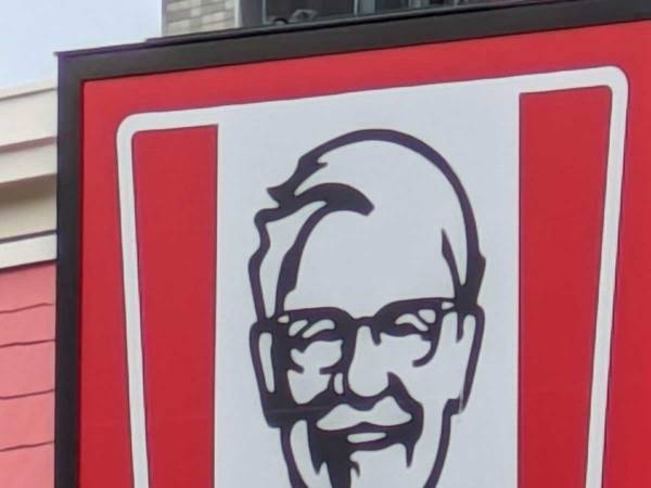 ケンタッキーの看板、見るたび笑う理由が？　「もうそれにしか見えん」「呪いにかかった」