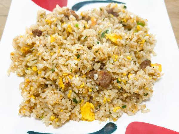 冷凍チャーハンをムラなく解凍するには？　方法に「パラパラ」「確かにいい」