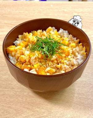 『目玉焼きご飯』の進化版！　絶品すぎる一品に、食べる手が止まらない