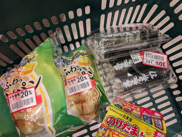 「コレを嫌いな人はいないでしょ？」　買い物かごの中身に「大好き」「最高なシール」